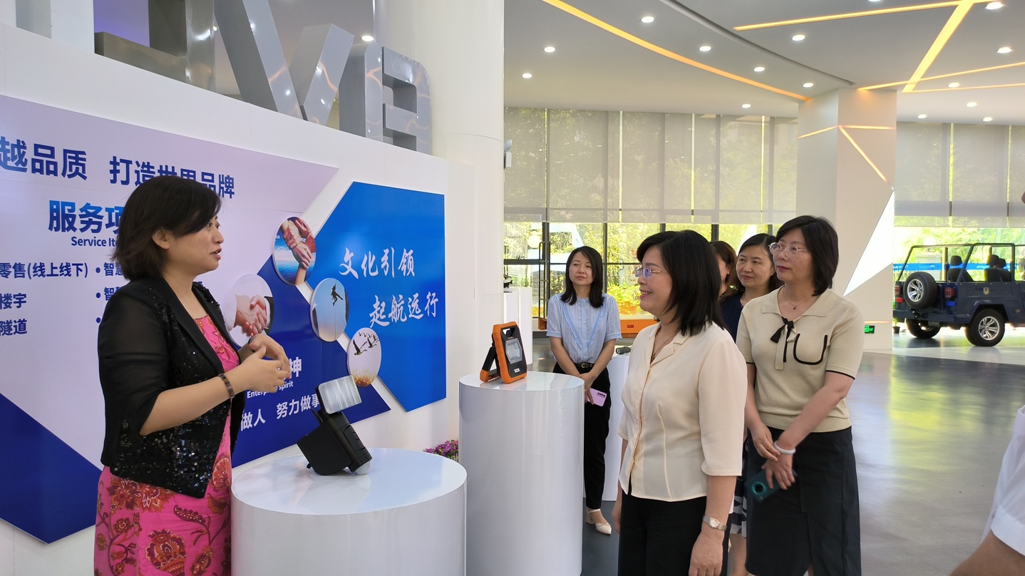 7月13日，省婦聯(lián)黨組書記、主席楊曉曼一行到全國巾幗建功先進(jìn)集體--成威科技調(diào)研3.jpg